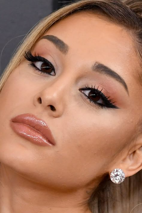 Ariana Eye Makeup, Ariana Makeup Look, Ariana Grande Make Up Look, Ariana Eyeliner, Maquillaje Ariana Grande, Ariana Grande Eye Makeup, Makeup Looks Celebrities, Ariana Grande Lips, Ariana Grande Skin