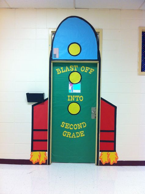 Classroom door rocket. Blast off into second grade! Rocket Classroom Door, Space Vbs, First Grade Themes, Space Theme Classroom, Star Wars Classroom, Space Lessons, Reading Display, Space Classroom, Colorful Classroom