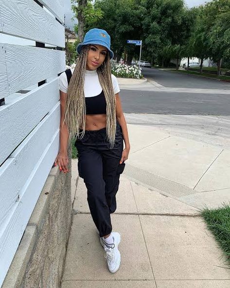 Braids And Bucket Hat, Bucket Hat With Braids, Station Pictures, Melanin Aesthetic, Bucket Hat Looks, Hat With Braids, Ny Street Style, Bucket Hat Outfit, Bucket Hat Fashion