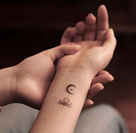 50 Gorgeous Minimalist Tattoos To Level Up Your Feminine Grace - Beauty, Fashion, Lifestyle and Trending Men Hand Tattoo, Tattoo Ideas For Men Hand, Small Minimalist Tattoo, Arm Tattoo For Women, Classy Tattoo, Tattoo Back Tattoo, Tattoo Spine, Unique Tattoos For Women, Pretty Tattoo