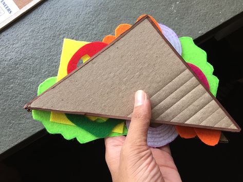 Cardboard Bread sandwich with Felt veggies, DIY kids crafts and play props Cardboard Food Crafts, Sandwich Craft, Felt Veggies, Preschool Transportation Crafts, Diy Lunchbox, How To Make Bagels, Recycle Cardboard, Diy Kids Crafts, Cardboard Ideas