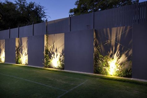 Gard Modern, Garden Wall Lights, Compound Wall Design, Concrete Fence, Outdoor Garden Lighting, Boundary Walls, Front Yard Fence, Fence Lighting, Walled Garden