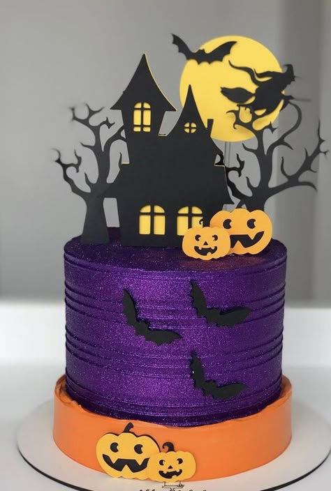 Halloween Theme Cakes Ideas, Bolo Tema Halloween, Bolo Halloween Infantil, Pastel Halloween Cake, Pastel Halloween Party, Gothic Birthday Cakes, Pasteles Halloween, Halloween Cake Decorating, Birthday Cake Decorating Ideas