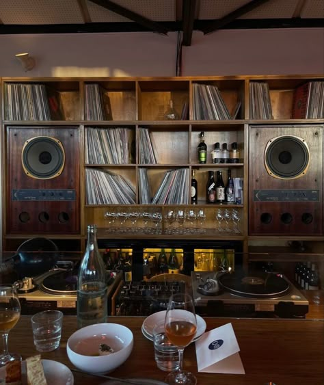 Vinyl Cafe, Audiophile Room, Home Music Rooms, Vinyl Room, Record Room, Vintage Record Player, Audio Room, Dream Spaces, Record Player