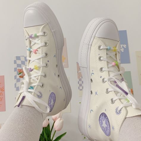 Pastel Converse Aesthetic, Beads On Converse, Converse Makeover, Converse Beads, Beaded Shoes Laces, Shoelace Ideas, Beaded Converse, Pastel Converse, Converse Shoes Aesthetic