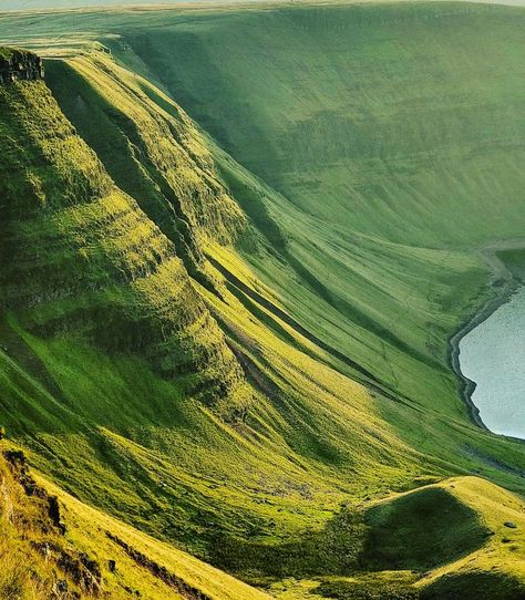 Llyn y Fan Fach, Carmarthenshire, Wales 🏴󠁧󠁢󠁷󠁬󠁳󠁿 Earth Air Fire Water, Air Fire, British Isles, Wales, New World, Tower, Fan, Natural Landmarks, Water