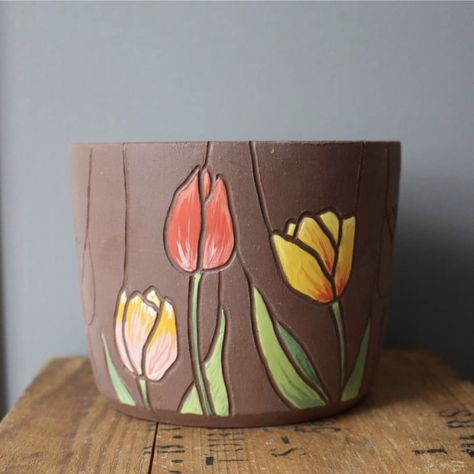 Sgrafitto Ceramics Mugs, Carving Ideas Pottery, Ceramic Flower Carving, Sgraffito Designs Flowers, Pottery Surface Design, Flower Sgraffito, Pottery Designs Carving, Fall Pottery Ideas, Scraffito Designs Simple