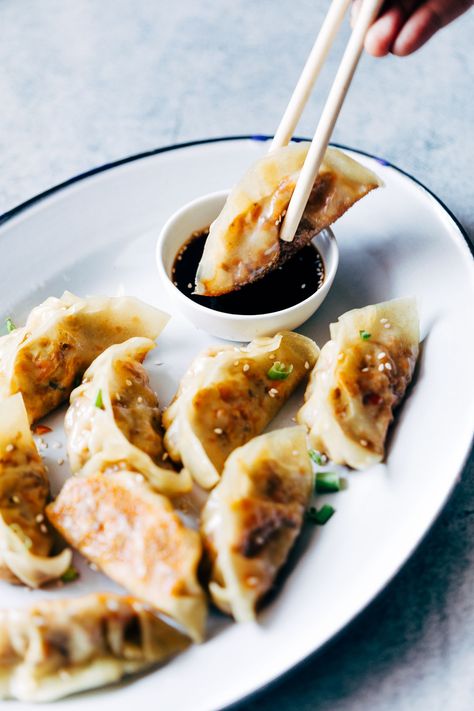 These vegetarian gyoza potstickers are stuffed with a delicious mixture of carrot, shiitake mushrooms and paneer and are insanely ease to make! Don't be intimidated because I have step by step instructions for you to make them at home. Vegetarian Gyoza, Gyoza Recipe, Potstickers Recipe, Paneer Tikka, Idee Pasto Sano, Mushroom Recipes, Mushroom Soup, Chopsticks, Palak Paneer