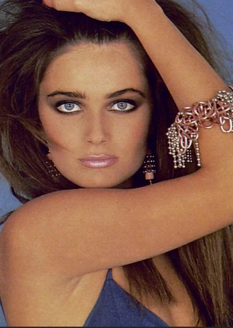 Paulina Porizkova 80s, Slavic Women, Francesco Scavullo, Cosmo Girl, Paulina Porizkova, 1980's Fashion, Original Supermodels, Luminous Skin, Jackson 5