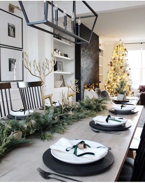 Modern Christmas Decor Ideas, Country Girl Home, Green Tablecloth, Tablescape Ideas, Modern Christmas Decor, Christmas Tablescape, Christmas Themes Decorations, Table Scape, Holiday Table Decorations