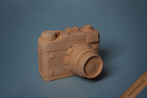 camera, ceramic camera ♥ Camera Ceramic, Clay Camera Diy, Camera Clay Art, Camera Sculpture, Ceramic Camera, Clay Camera, Sculpture Images, Clay Classes, Sculpture Art Clay