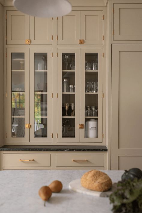 My Five 2021 Interior Trend Picks Traditional European Kitchen, Whittney Parkinson Design, Whittney Parkinson, Comfortable House, Kitchen Shelving, Warm Kitchen, Basement Kitchen, Pink Palace, American Kitchen