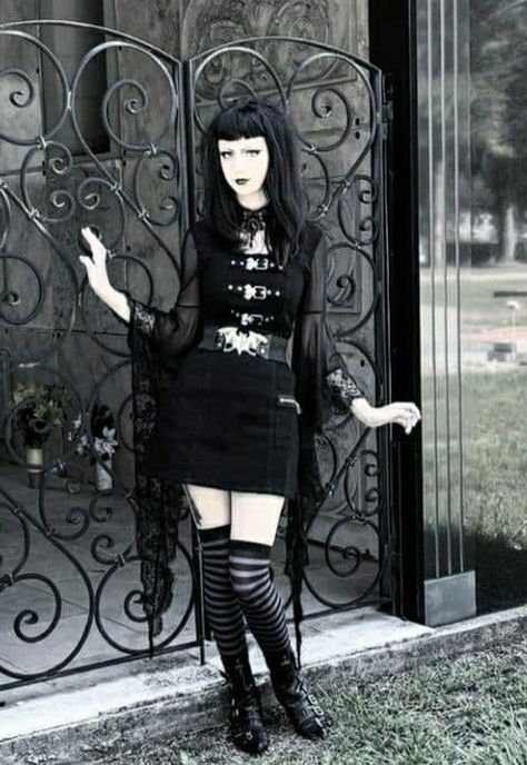 Psychara Outfits, Goth Sculpture, Health Goth Outfits, Goth Moodboard, Trad Goth Outfits, Deathrock Fashion, Vampire Romance, Goth Fits, Goth Club