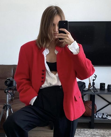 Ref Blazer Outfit, Red Wool Jacket Outfit, Red Blazer Outfit Winter, Red Blazer Outfit Night, Wool Jacket Outfit, Short Blazer Outfits, Red Blazer Outfit, Grey Blazer Outfit, Style Analysis