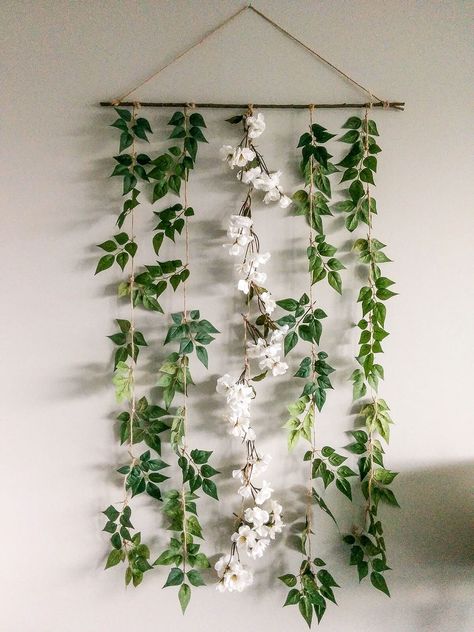 Gorgeous DIY Floral Garland for A Rustic Touch Fairy Bedroom, Diy Girlande, Diy Wand, Hemma Diy, Hanging Flower, Flower Garland, Diy Garland, Mural Floral, Floral Garland