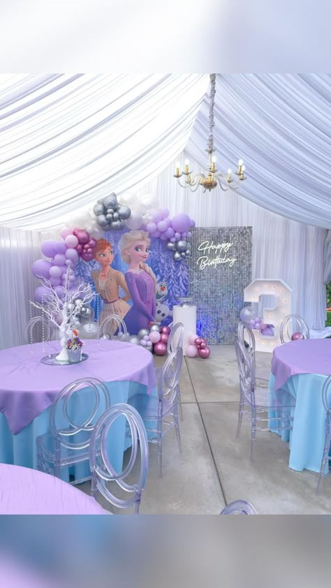 Frozen Party Backdrop, Elsa And Anna Birthday Party, Frozen Theme Party Decorations, Frozen Pinata, Frozen Birthday Party Food, Frozen 3rd Birthday, Frozen Birthday Party Cake, Frozen Balloons, Frozen Birthday Party Decorations