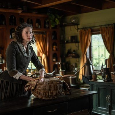 28 HQ Stills From Episode 7x02 of Outlander "The Happiest Place on Earth" - Outlander OnlineOutlander Online Outlander Kitchen, Outlander Costumes, Outlander Characters, Sam Heugan, Sam Heughan Caitriona Balfe, Jamie Fraser Outlander, Sam And Cait, English Cottage Style, Claire Fraser