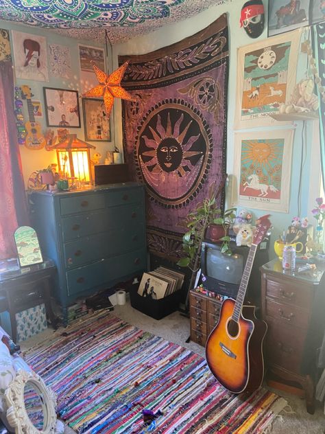 Small Hippy Bedroom, 70's Room, Earthy Hippie Bedroom, Hippie Bedrooms, Small Hippie Bedroom, 70s Room Ideas, 70s Rock Bedroom, Space Room Aesthetic, Hippie Dorm Room Ideas