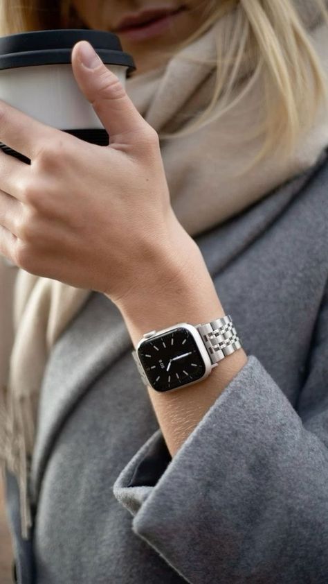 Watch Styling Women, Apple Watch Classy, Apple Watch On Women Wrist, Best Apple Watch Bands Women, Smart Watch Outfit, Apple Watch Aesthetic Bands, Apple Watch On Wrist, Best Apple Watch Faces, Apple Watch Styling