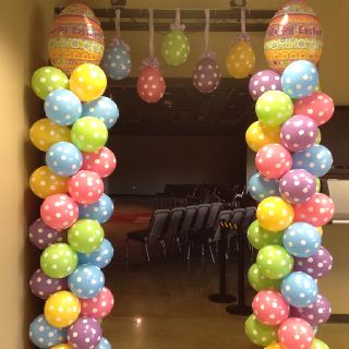 Easter Park Ideas, Easter Archway, Easter Ceiling Decorations, Easter Balloon Arch Church, Easter Balloon Columns, Easter Fundraiser, Easter Balloon Backdrop, Easter Bunny Balloon Arch, Easter Balloon Ideas