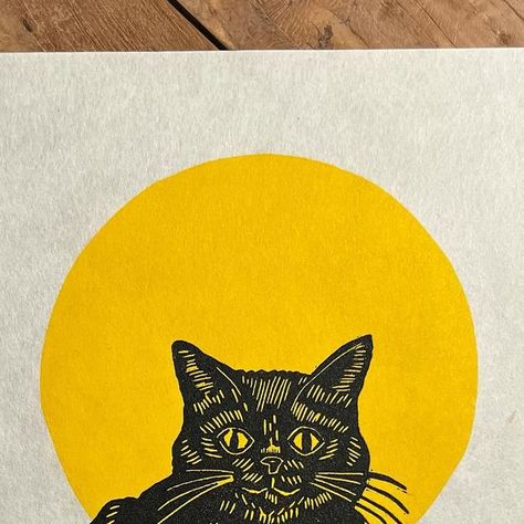 Love + Lino on Instagram: "Black cat with moon 🌕 on mulberry paper.  #blackcat #halloween #catart #cat #printmaking #print #printmaker #linocut #linoprint #blockprint #etsyshop #etsyshopowner #cranfieldcolours" Halloween Linoprint, Lino Print Cat, Cat Printmaking, Halloween Linocut, Linocut Prints Ideas, Lino Printmaking, Mancoon Cats, Cat With Moon, Cat Linocut