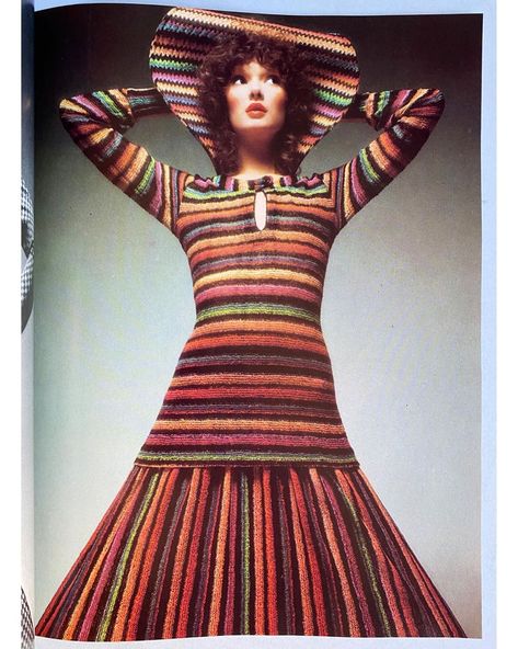 Missoni Vintage, 1970 Fashion, Vintage Missoni, Knitting Clothes, Missoni Dress, Vogue Dress, Sweater Knitting, Vintage Fashion Photography, Vogue Italia