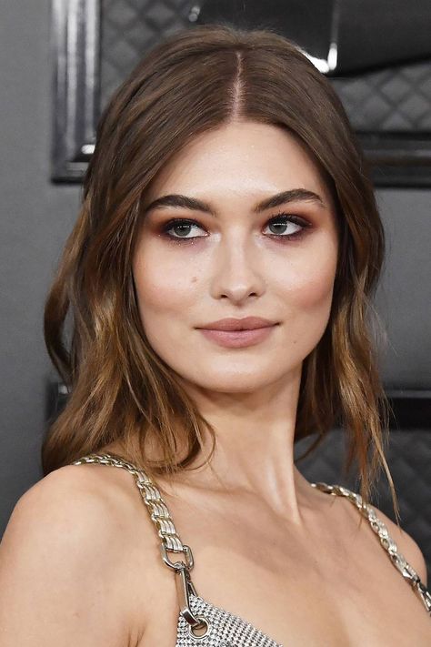 Grace Elizabeth Makeup, Grace Elizabeth Hair, 90s Prom Hair, Celebrity Models, Elizabeth Grace, Blue Eye Shadow, Grammys 2020, Hair Fan, Grammy Awards Red Carpet