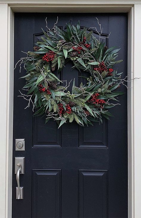 79 Beautiful Christmas Wreaths | Christmas Decor | Art & Home Natal Natural, Christmas Door Wreaths, Christmas Front Doors, Black Door, Xmas Wreaths, Christmas Wreaths For Front Door, Christmas Embroidery, Christmas Wreaths Diy, Winter Wreath