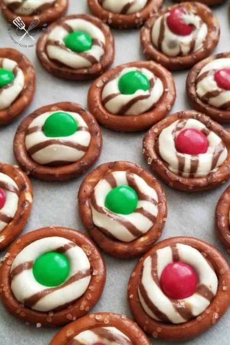 Chocolate Pretzel Rings with Kisses and M&Ms Chocolate Pretzels Recipe, Christmas Pretzels, Easy Christmas Treats, Fun Baking, Christmas Candy Recipes, Holiday Dinners, Chocolate Pretzels, Holiday Snacks, Christmas Treat