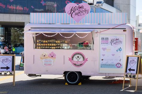 Kustom Cupcakes Foodtrucks Ideas, Food Vans, Food Van, Food Truck Festival, Truck Cakes, Food Truck Business, Coffee Truck, Cupcake Shops, Food Truck Design