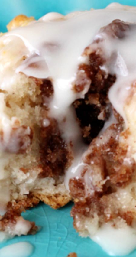 Hardees Cinnamon Raisin Biscuit Recipe Copycat, Buttermilk Biscuit Dessert Recipes, Flavored Biscuit Recipes, Sweet Biscuits, Bojangles Biscuits, Sweet Biscuit Recipe, Biscuit Cinnamon Rolls, Cinnamon Biscuits, Bisquick Recipes