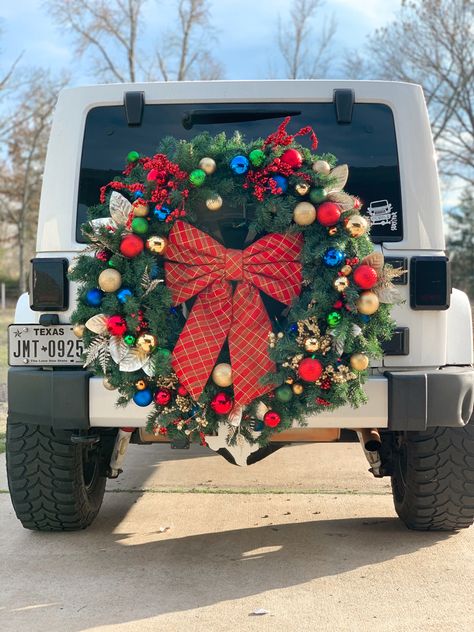 Jeep Decorated For Christmas, Christmas Decor For Jeep, Jeep Spare Tire Christmas Wreath, Jeep Wrangler Christmas Decorations, Christmas Jeep Decorations, Decorate Jeep For Christmas, Jeep Wreath, Jeep Christmas Decorations, Jeep Decorations