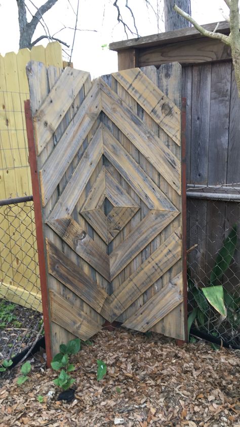 Reclaimed fence wood Diy Old Fence Wood Projects, Diy Fence Board Projects, Reclaimed Fence Boards Ideas, Reclaimed Fence Wood Projects, Old Fence Wood Projects, Old Fence Board Projects, Barn Board Headboard, Barn Tin Wall, Fence Post Crafts