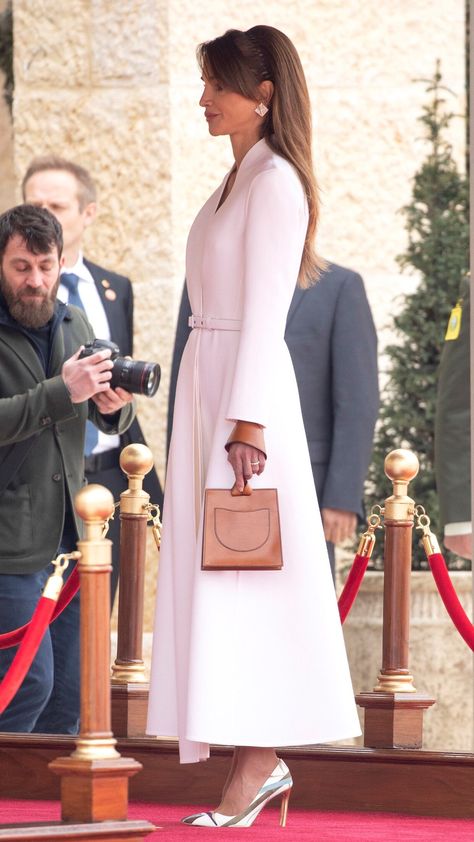 King Abdullah II and Queen Rania of Jordan welcome King Harald V and Queen Sonja of Norway at the Royal Palace on 2 March 2020 in Amman, Jordan. Queen Rania Dress, Queen Rania Style, Dress Like A Royal, Queen Outfits Royal, Queen Of Jordan, Queens Outfits, Elegant Feminine Style, Queen Clothes, Royal Outfit