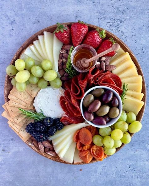 Circular Cheese Board, Cheese Board Party Ideas, Small Circle Charcuterie Board, Charcuterie Circle Board, Cheese Plater Ideas Party Platters, Small Platter Ideas, Carchuteria Board, Small Chacutery Board Ideas, Small Round Charcuterie Board