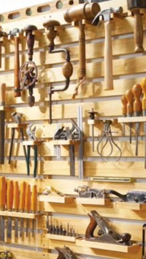 Pallet Tool, Storage Garage, Wood Crafting Tools, Tool Rack, Garden Tool Storage, Diy Garage Storage, Workshop Organization, Garage Art, Organization Diy