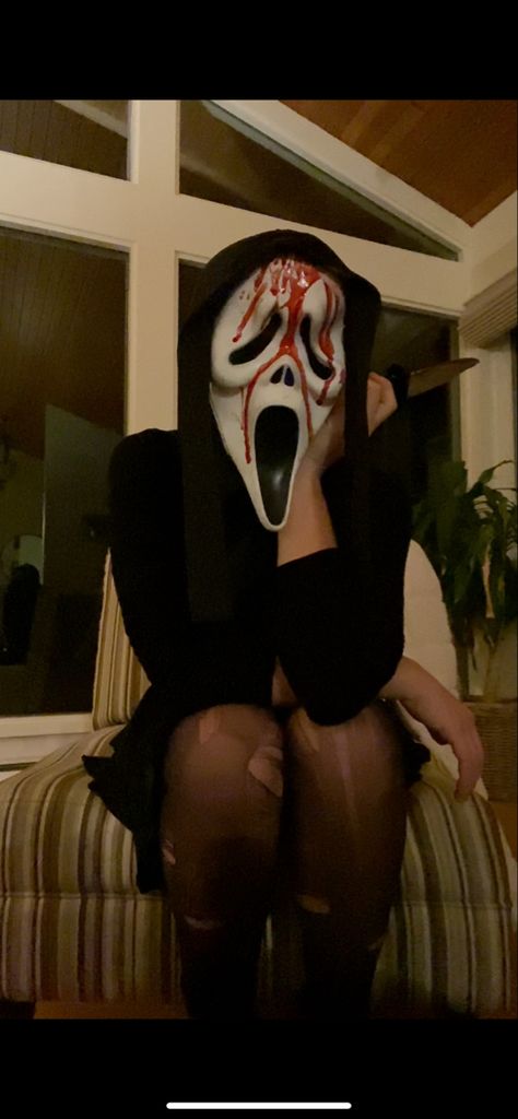 Scary Characters Halloween, Halloween Costumes Gosthface, Woman Scream Costume, Good Scary Halloween Costumes, Halloween Ghost Face Costume, Scream Custom Halloween, Scary Solo Halloween Costumes, Gost Face Costume Women, Halloween Costume Ideas Women Scary