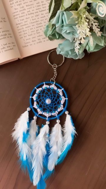 Handmade Car Decor, Diy Mini Dream Catcher, Mini Keychains Diy, Dreamcatcher Keychain Diy, Small Dream Catcher Diy, Dream Catcher Keychain Diy, Cool Keychains Diy, How To Make Dream Catchers, Handmade Keychains Diy