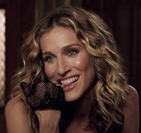 Carrie Bradshaw Hair, Sara Jessica Parker, Carrie Bradshaw Outfits, Nyc Girl, And Just Like That, Sarah Jessica Parker, Carrie Bradshaw, I Love Girls, Beauty Secrets