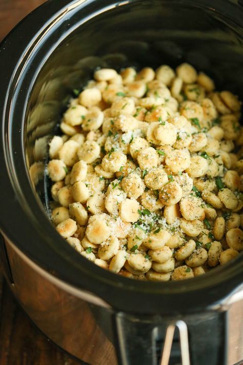 Slow Cooker Parmesan Ranch Oyster Crackers - Perfect for snacking or feeding a large crowd. They're just so addicting, and you won’t be able to stop! Roast Side Dishes, Side Dishes Crockpot, Weather Snacks, Food For Cold Weather, Ranch Oyster Crackers, Parmesan Ranch, Oyster Roast, Oyster Crackers, Crockpot Dishes