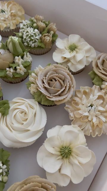 Boho Flower Cupcakes, Garden Wedding Cupcakes, Cupcakes That Look Like Flowers, Rustic Wedding Cupcakes, White Flower Cupcakes, Boho Cupcakes Wedding, Wedding Cupcakes Ideas Elegant, Boho Wedding Cupcakes, Boho Cupcakes