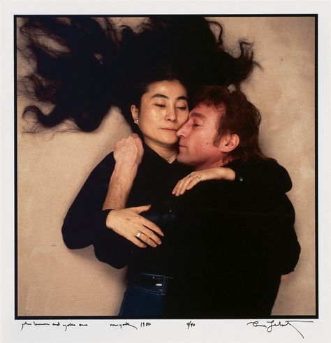 John Lennon and Yoko Ono in December 1980 on the last day of Lennon's life. Annie Leibovitz Portraits, Anne Leibovitz, Annie Leibovitz Photos, Annie Leibovitz Photography, John Lennon Yoko Ono, John Lennon And Yoko, Liza Minnelli, People Poses, Yoko Ono