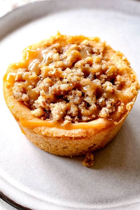 Mini Apple Streusel Pie, Mini Apple Pie Crumble, Mini Apple Pies With Streusel Topping, Mini Salted Caramel Apple Pies, Caramel Apple Pie Muffins, Mini Caramel Apple Tarts, Mini Apple Pies With Crumb Topping, Salted Caramel Apple Hand Pies, Apple Mini Tarts