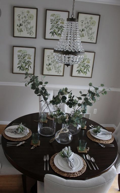 Dark Wood Dining Room, Round Table Settings, Round Dining Table Decor, Rounded Table, Tufted Chairs, Round Dinner Table, Rustic Dining Room Table, Round Table Decor, Unique Dining Room