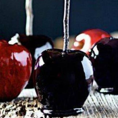 Black Candy Apples Buffet Halloween, Wizard Birthday Party, Disney Villain Party, Black Candy Apples, Halloween Candy Apples, Menu Halloween, Candy Apple Recipe, Dessert Halloween, Recetas Halloween