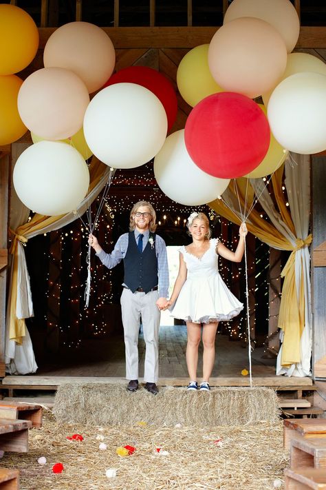 Circus Theme Wedding, Carnival Balloons, Circus Wedding Theme, Vintage Circus Wedding, Carnival Wedding Theme, Theme Carnaval, Huge Balloons, Circus Wedding, Photo Concept