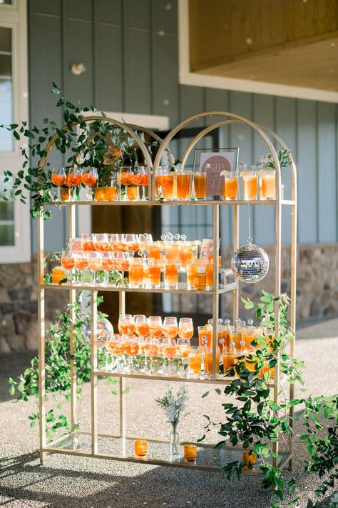 Wedding Welcome Drinks, Corporate Party Decorations, Wedding Cocktail Bar, Classic Wedding Details, Sicilian Wedding, Welcome Drinks, Drink Display, Backyard Birthday, Dream Wedding Decorations