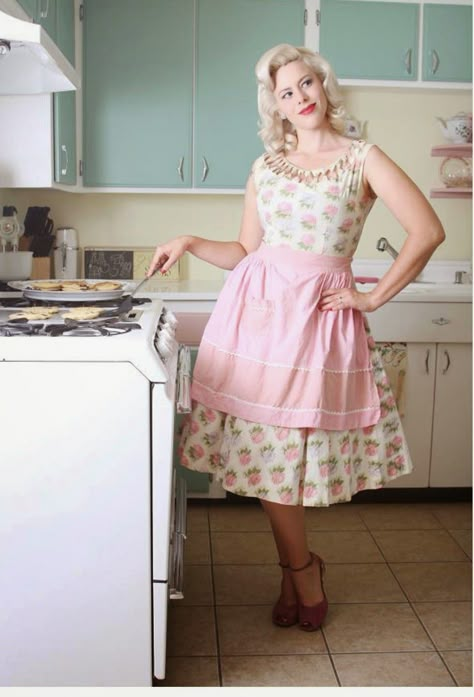 Several vintage blogs 50s Housewife Aesthetic, 1950s Housewife Aesthetic, Housewife Dress, 1950s Housewife, Roll Dress, Stepford Wife, Wife Style, Vintage Housewife, Retro Housewife