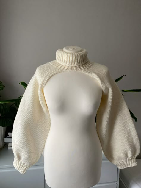 Turtleneck Arm Warmer Outfits, Keyhole Sweater Outfit, Super Cropped Turtleneck, Crop Jumper Knitting Pattern, Knitted Cropped Sweater Outfits, Only Sleeves Sweater, Cute Turtleneck Sweaters, Cute Cropped Sweater, Ultra Cropped Sweater