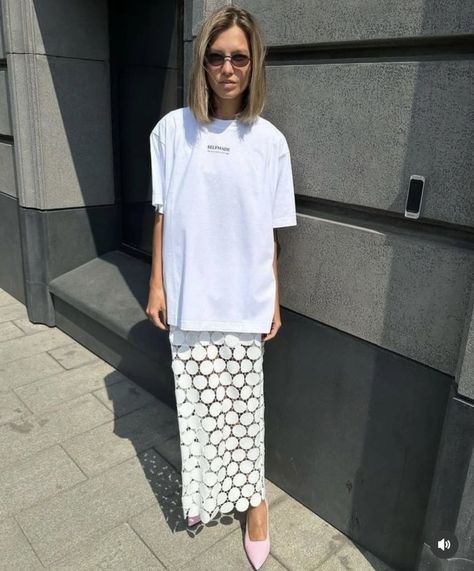 Crochet Skirt Outfit, White Tshirt Outfit, Classy Dress Outfits, Looks Street Style, Street Style Summer, Crochet Skirt, Mode Inspo, Tshirt Outfits, 로고 디자인